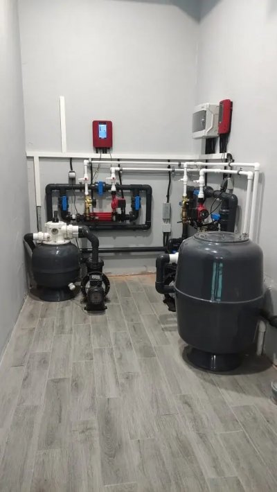 Техническое помещение с насосами, фильтрами и электронными блоками управления